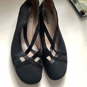 Taryn Rose black wedges